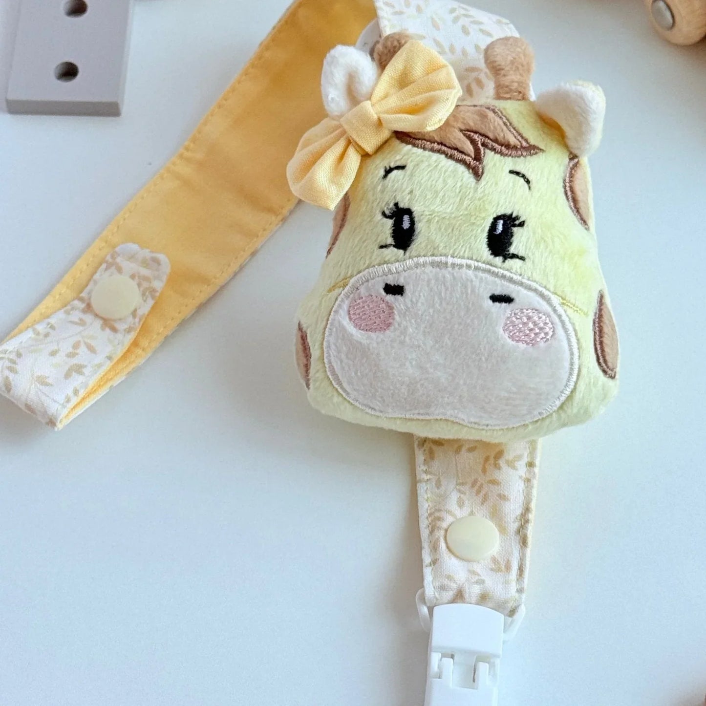 Gentle Giraffe Pacifier Clip - Maminas Baby Shop